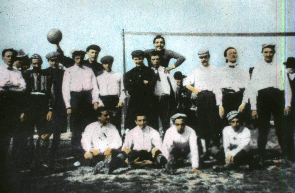 ถือกำเนิดขึ้นเมื่อปี 1897 จากกลุ่มนักเรียนชาวตูริน พวกเขาเลือกสวมใส่ชุดแข่งสีดำ-ขาว